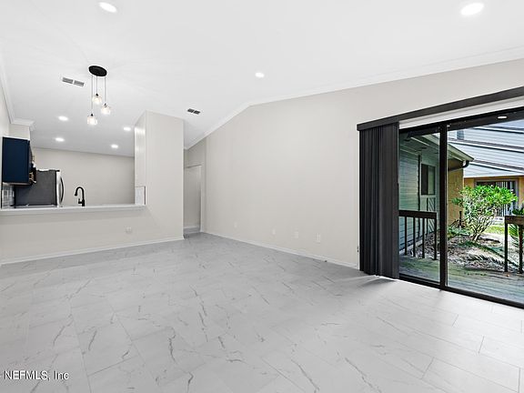 5th image of 85 DEBARRY Avenue #1092