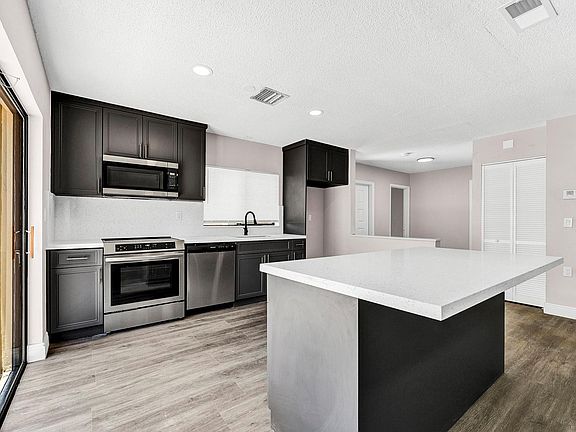 5th image of 5822 Mirror Lakes Boulevard
