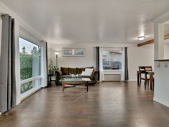 4th image of 2526 Mountain View Ave W