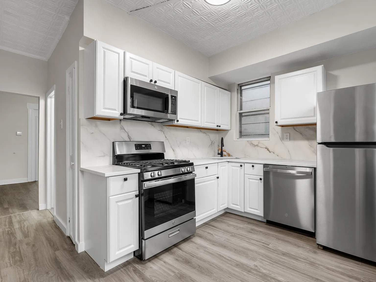 3 bed, 900 sqft, $2,100 — Photo 4
