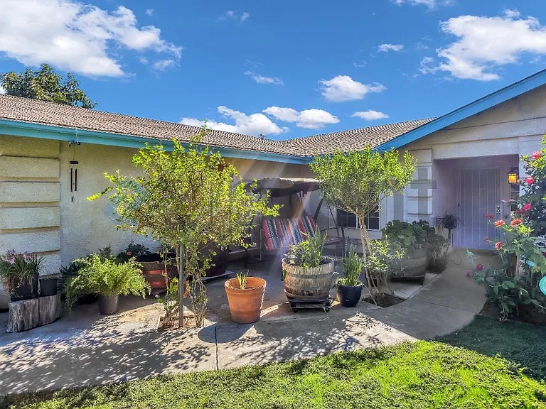 2411 Berry St — Photo 4