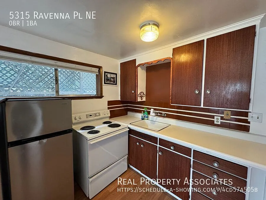 University District Apartment — Photo 3