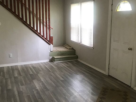 4th image of 300 E Willow Dr