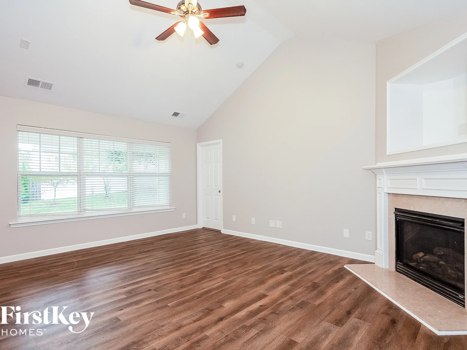 3 bed, 2.0 bath, 1919 sqft, $2,405 — Photo 3