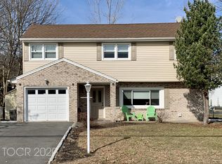 92 White Beeches Dr, Dumont, NJ 07628