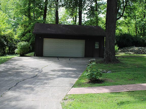 3rd image of 816 N West Dr