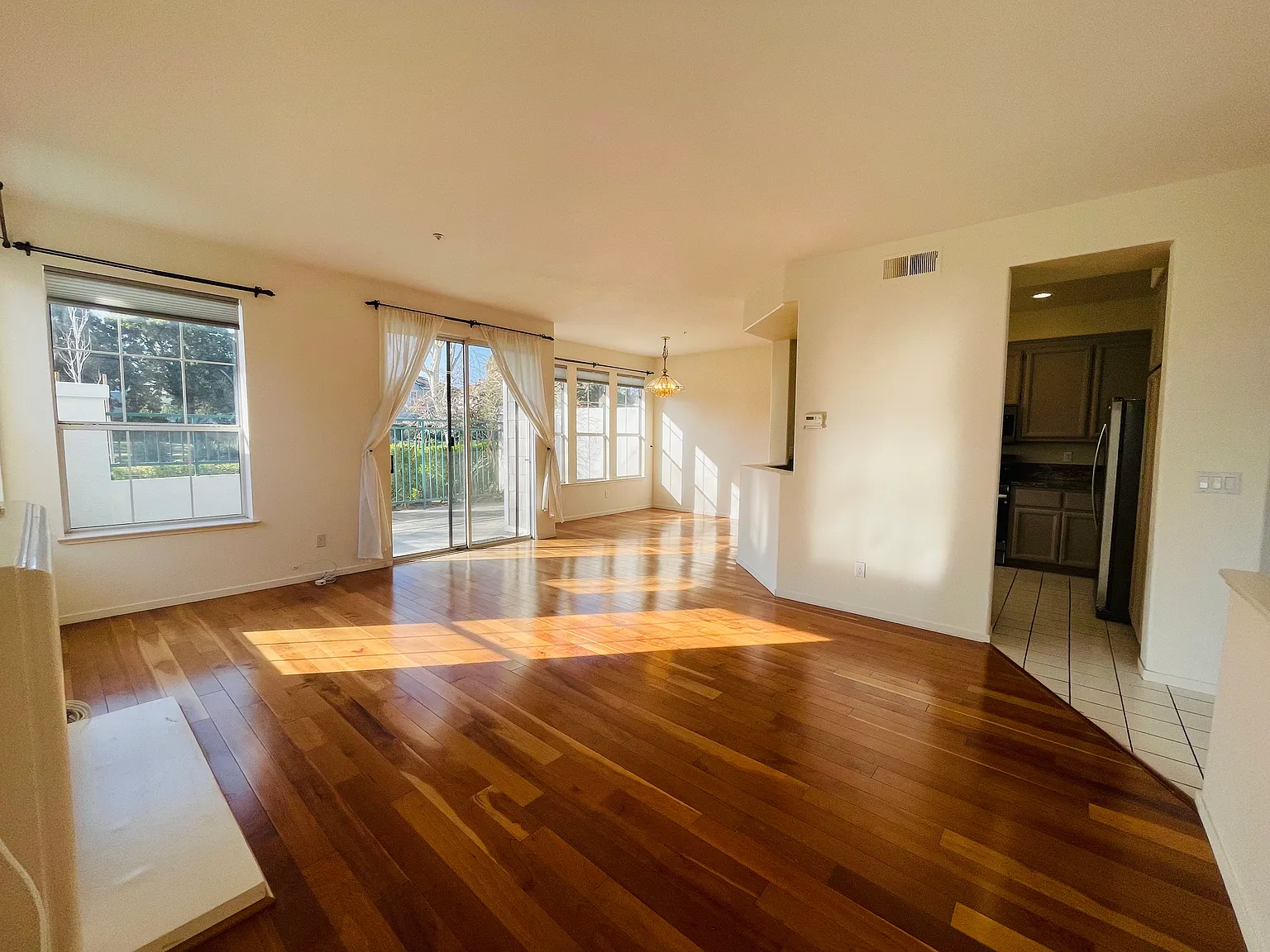 3 bed, 2.5 bath, 1572 sqft, $5,650 — Photo 3