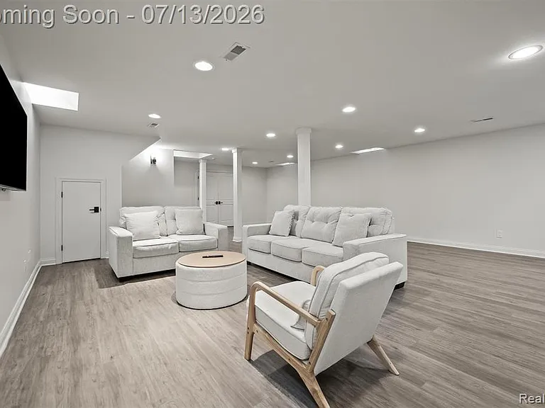 1049 Chapin Ave — Photo 35