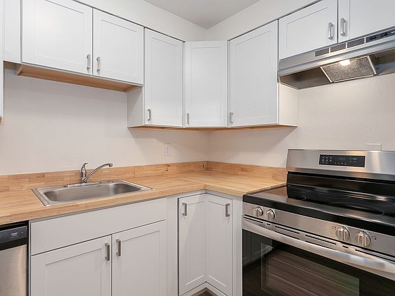 3rd image of 621 32nd St Unit 32