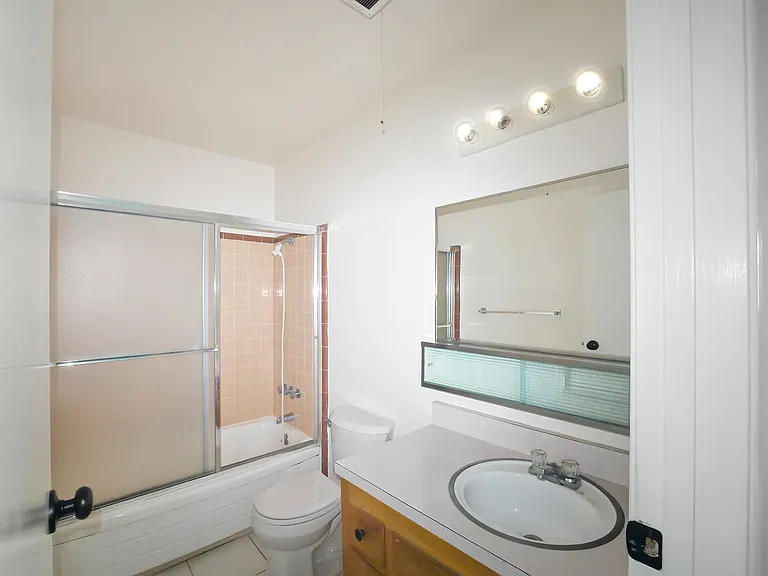 Curtner Villa Apartments — Photo 32
