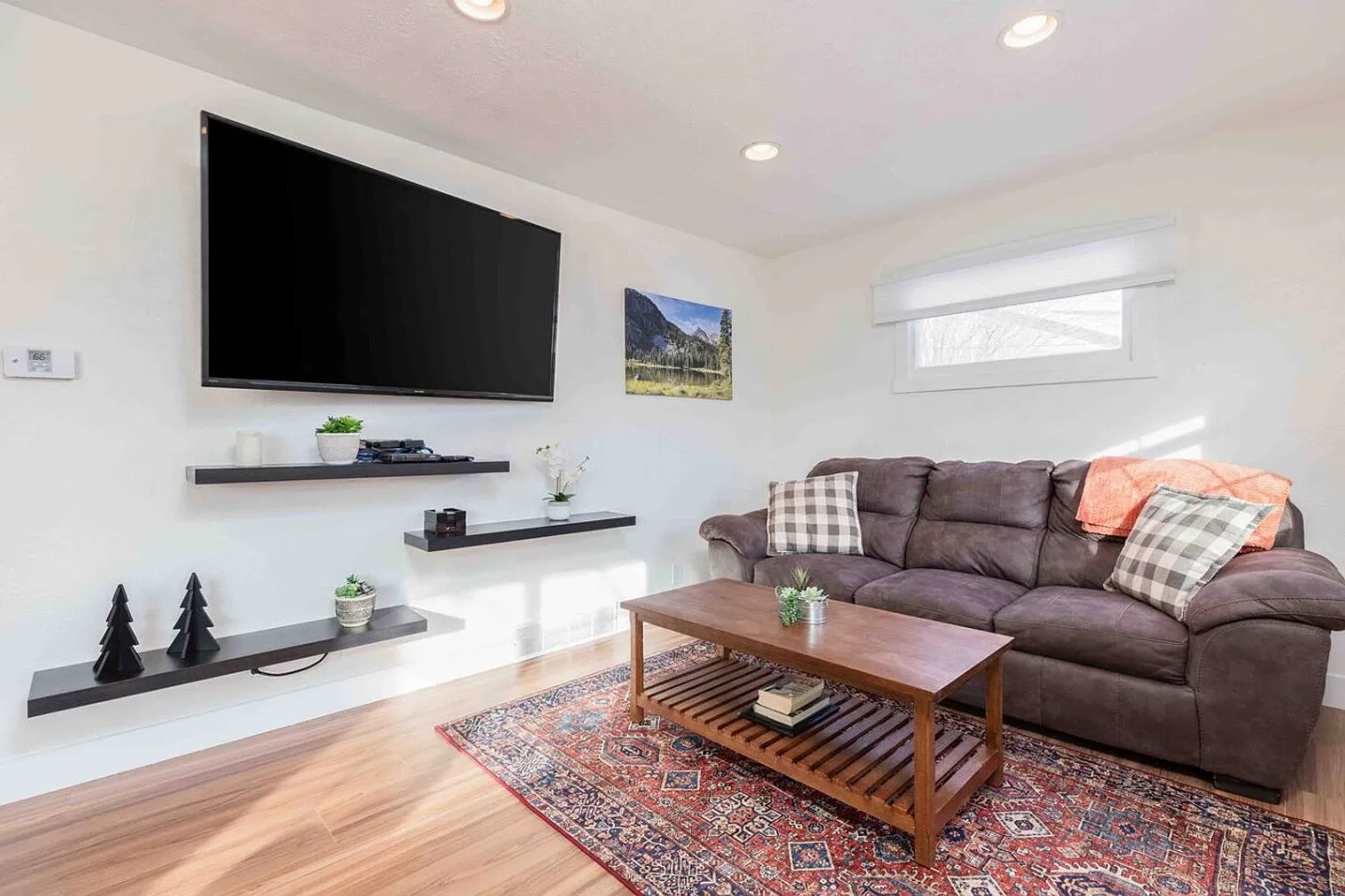 2 bed, 1.0 bath, 1237 sqft, $3,969 — Photo 2