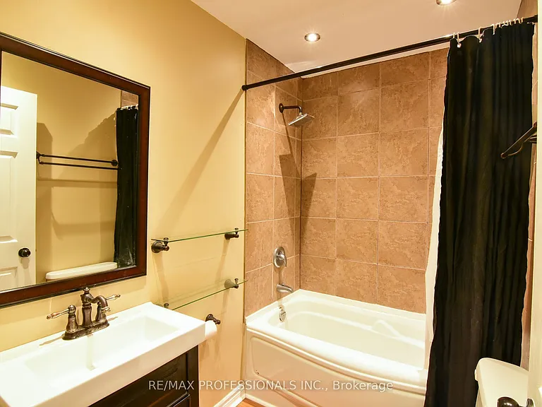 49 Spadina Ave — Photo 8