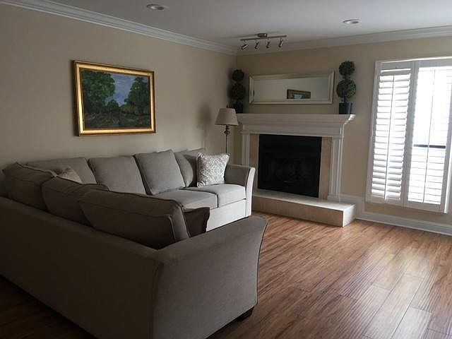 Living room (can also be turned into second bedroom)