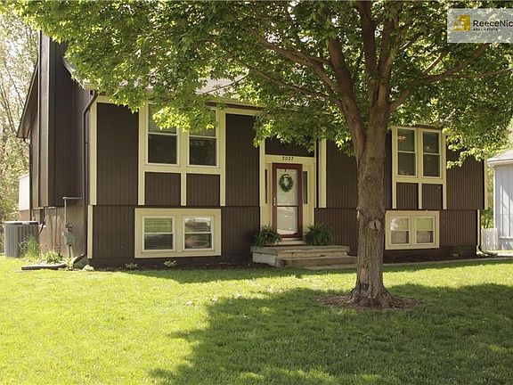 New air conditioner and new landscaping has been installed since this picture was taken