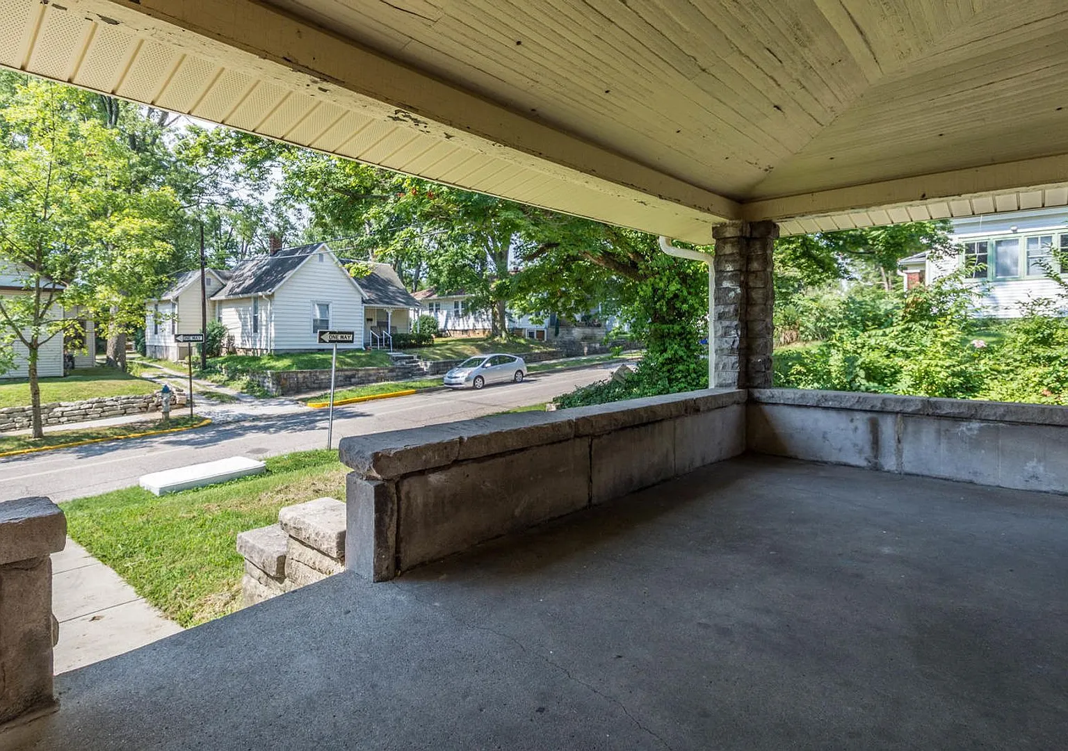 311 E 11th - 5Bed/2Bath - Onsite Parking Available! — Photo 3