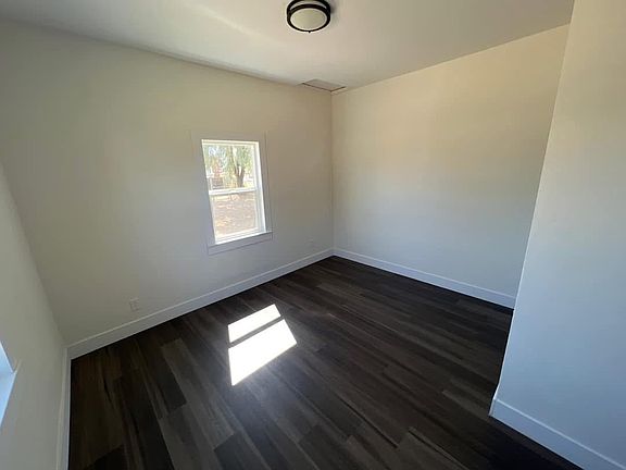 4th image of 900 Robbins St