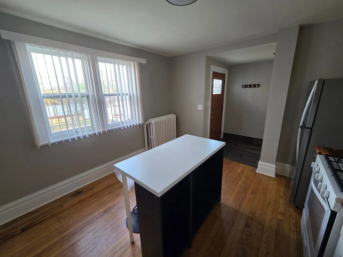 1142 Farrington St — Photo 3
