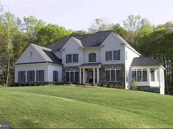 8220 Roseland Dr, Fairfax Station, VA 22039