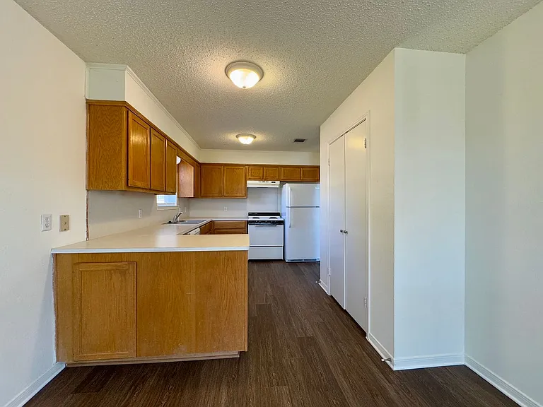974 Parkview Cir — Photo 3