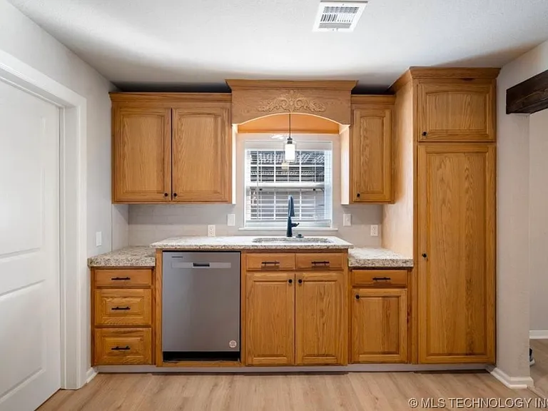 1225 W 5th St — Photo 5