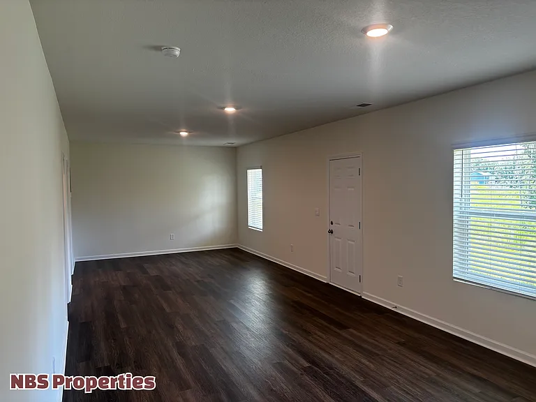935 Utopia Ln — Photo 29