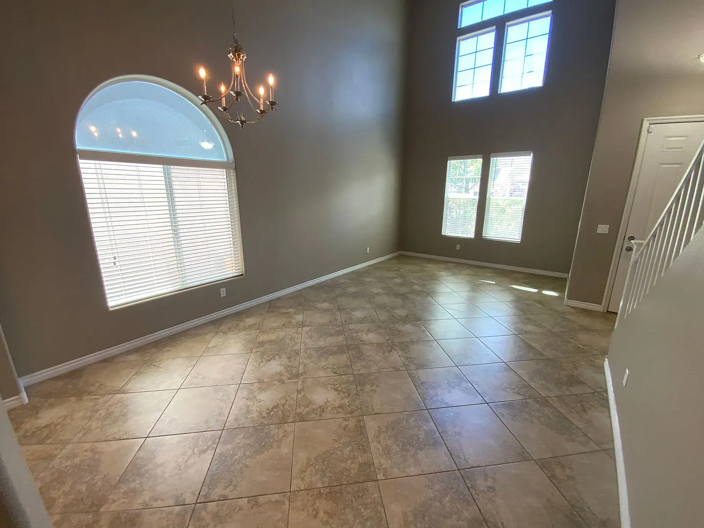 Gorgeous Upgraded 3 Bed, 3 Bath — Photo 4