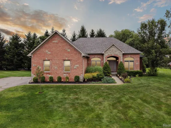 2940 Dana Pointe Dr, Pinckney, MI 48169