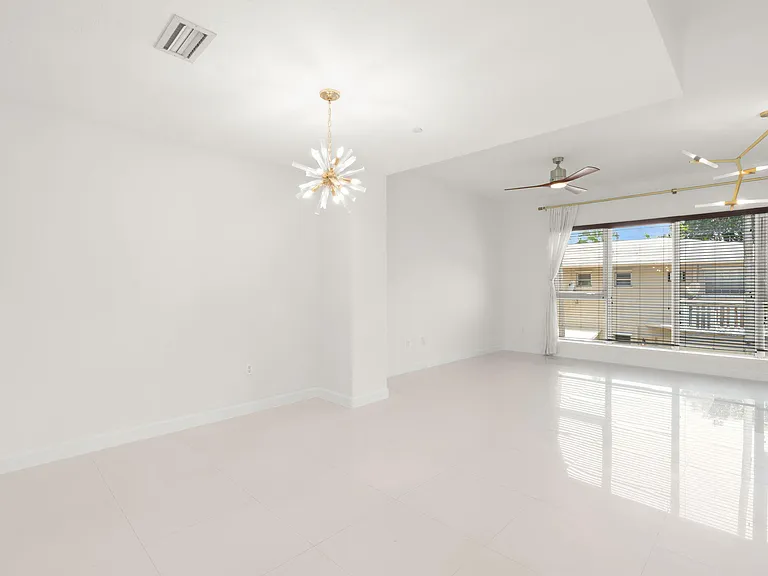 622 NE 10th Ave — Photo 24