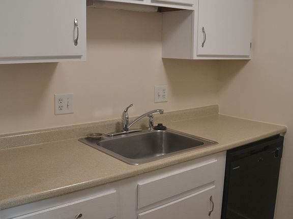 4th image of 12 Saint James Pl #610