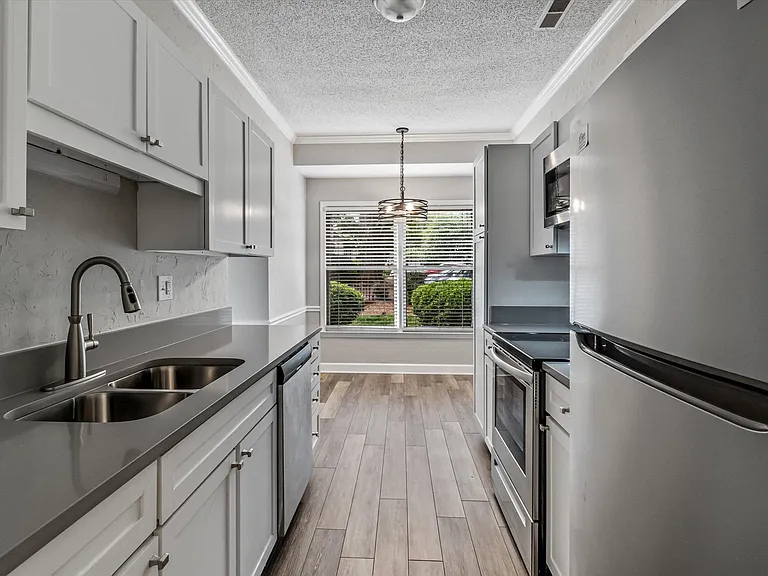 1810 Oakcrest Ct — Photo 4
