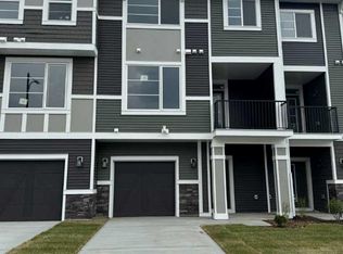 8 W Waterford Gln, Chestermere, AB T1X2T8