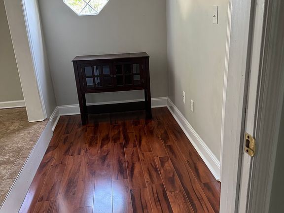 3rd image of 215 Dogwood Ln