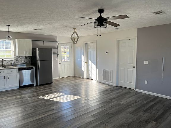 5th image of 408 Dee Dee Ct