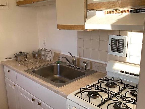 4th image of 1121 N Arlington Blvd #935N