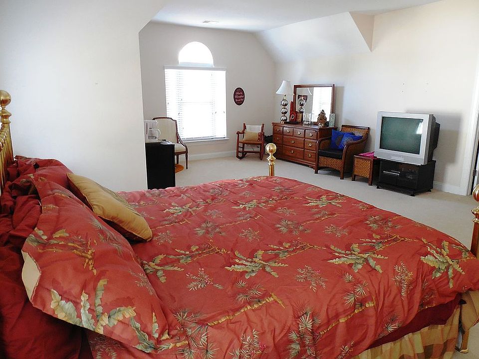 Large Bonus Room/6th Bedroom