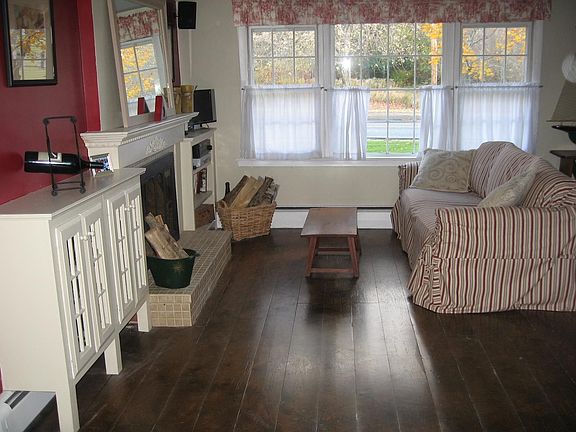 COZY FIREPLACE & BUILT-INS THROUGHOUT