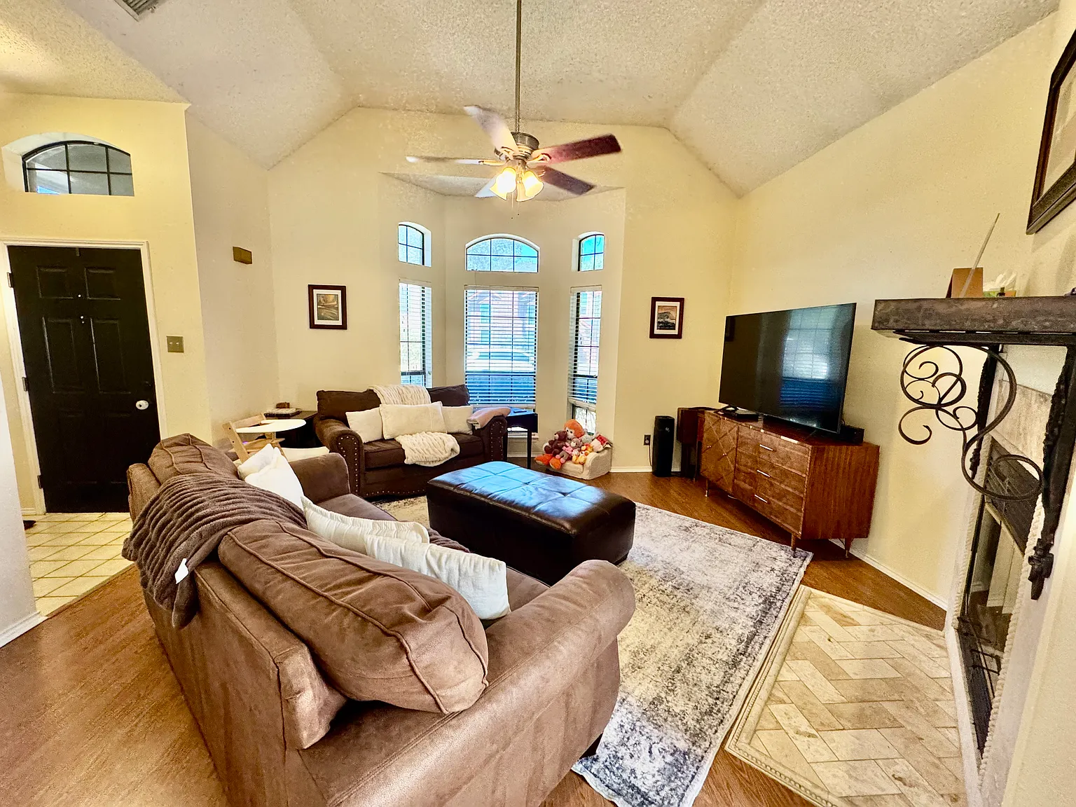 3 bed, 2.5 bath, 1445 sqft, $2,600 — Photo 2