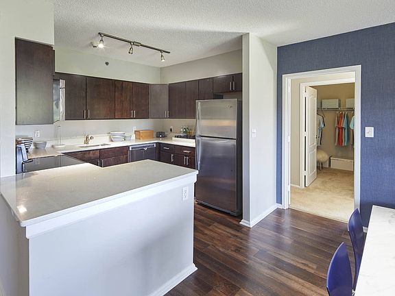 4th image of 15 Bank St #5117886
