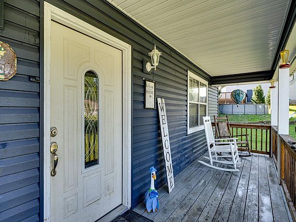 4th image of 684 Debbie Ln