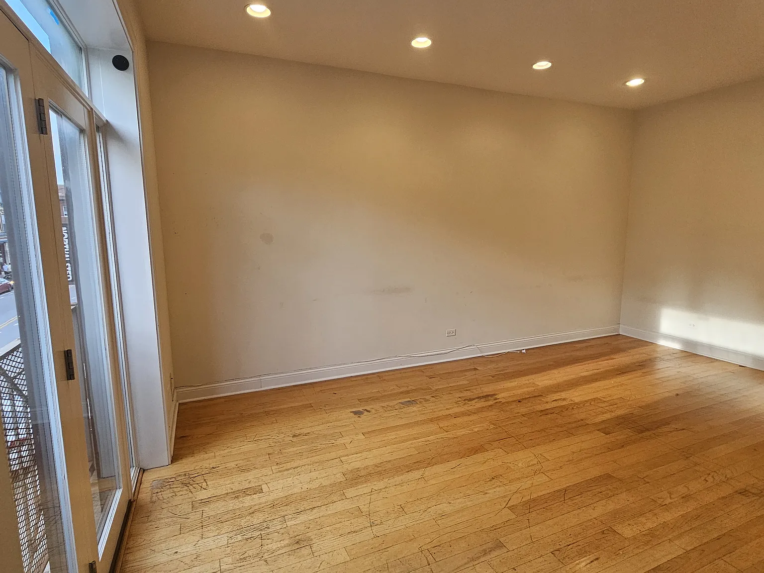 4 bed, 2.0 bath, $4,400 — Photo 4