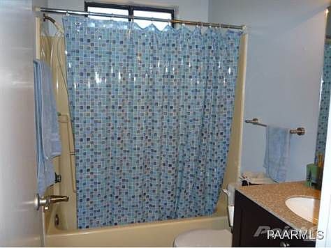 guest bath w/jacuzzi tub/showe