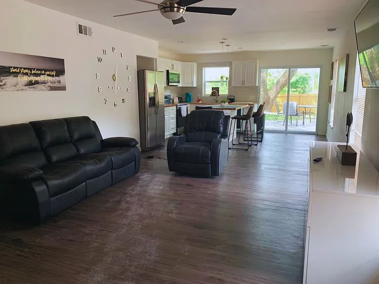 Spacious Living Room with Comfortable Seating.