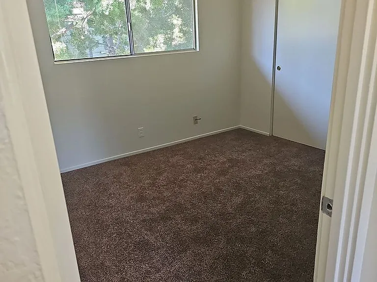 887 Islay St — Photo 7