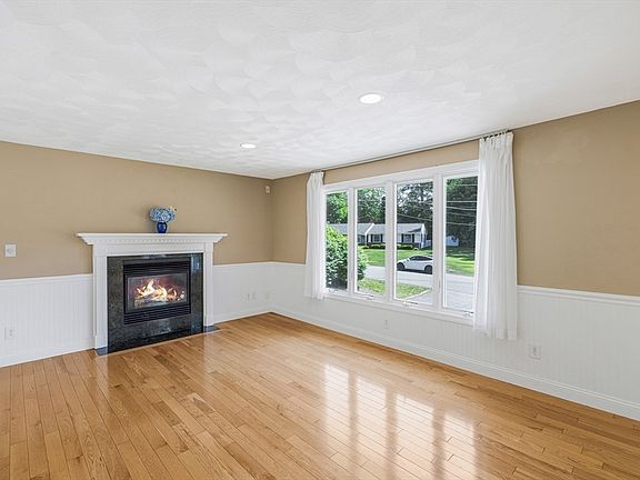 2nd image of 14 Raymond Rd