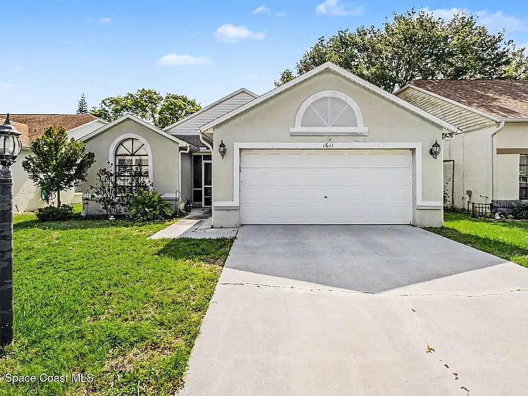 1611 Clover Cir — Photo 1