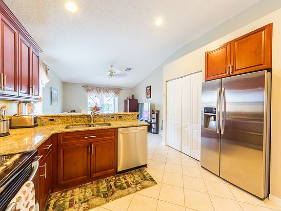 3rd image of 1026 Park Hill Dr