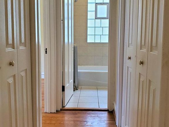 4th image of 4825 N Rockwell St APT 1W