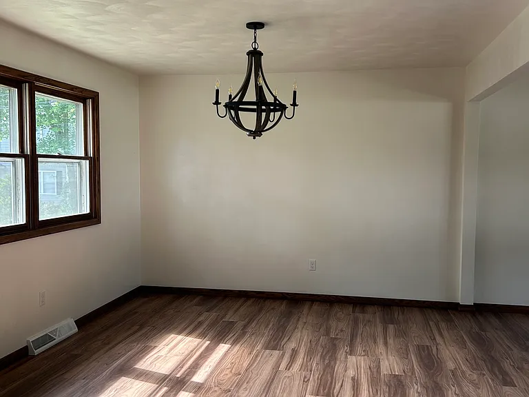 4704 Oakland St — Photo 4