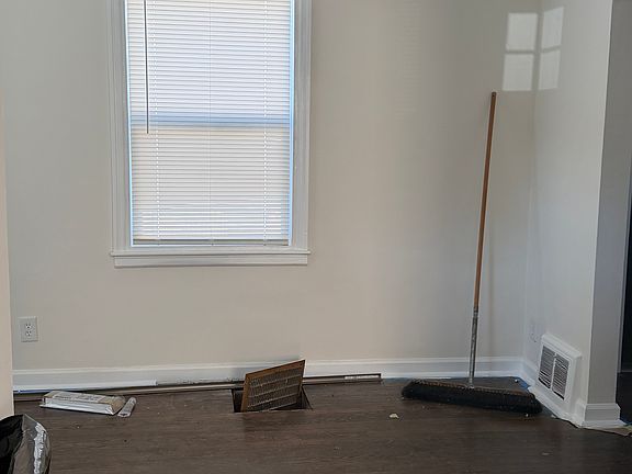 5th image of 3303 Delavan Ave