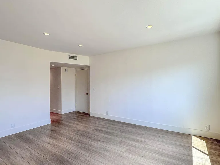 451 S Barrington Ave #302B — Photo 8